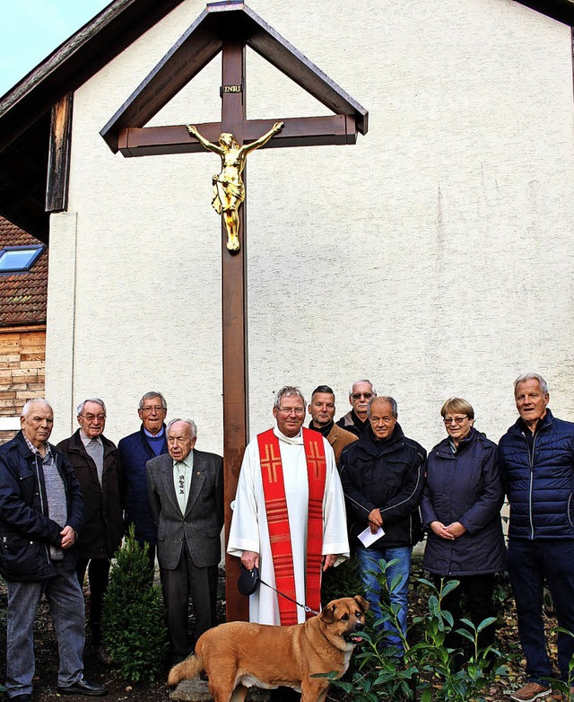 Stadtpfarrer Matthias Kirner segnete i...eue Holzkreuz im Ortsteil Niederwehr.   | Foto: H. Bader