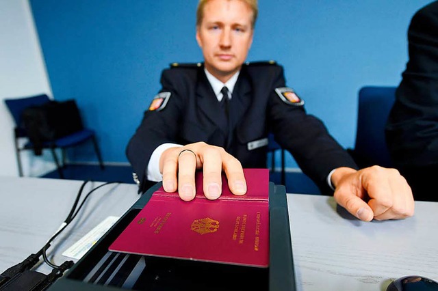 In der Regel seien Pass oder Personala...triert einen neuen Dokumentenscanner.)  | Foto: dpa