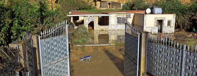 Das berflutete Landhaus bei Palermo, ... Giuseppe Giordano ihr Leben verloren.  | Foto: dpa