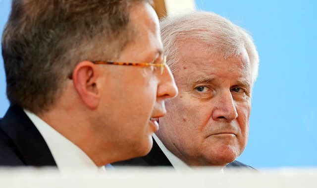 Horst Seehofer (rechts) hielt lange zu... auch der Innenminister Maaen fallen.  | Foto: dpa