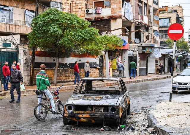 Noch immer ist die  syrische Stadt Ale... von Raketen getroffenen Wohngebiet.    | Foto: AFP