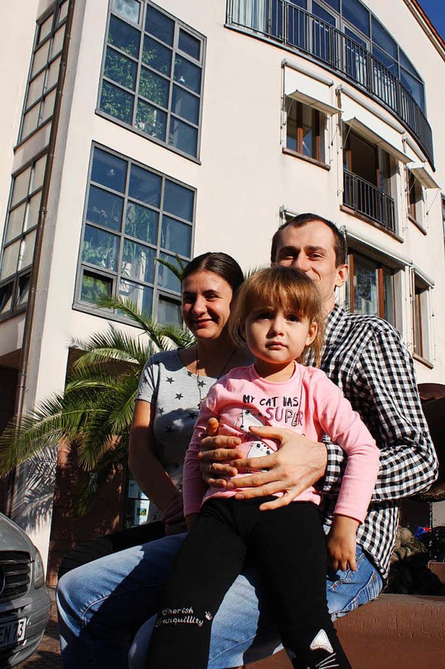 Khrystyna mit ihren Eltern Roman und Oksana Volianiuk   | Foto: Fssler