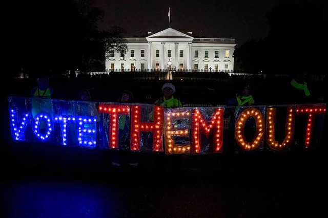 Wahlaufruf gegen die Administration von Donald Trump vor dem Weien Haus  | Foto: dpa