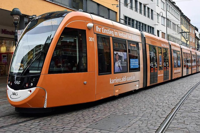 Ein Urbos am Bertoldsbrunnen: Manchwe ... der modernen Tram (Archivbild, 2015).  | Foto: Michael Bamberger