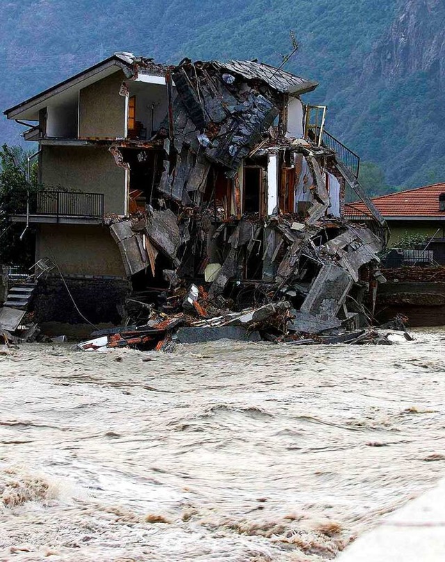 Der Fluss Dora Altea im Aostatal in No... den Unwettern zerstrten Haus vorbei.  | Foto: Carlo_Ferraro