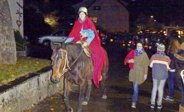 Traditionell wird der Martinsumzug in ...igitte und Franz Duttlinger spendiert.  | Foto:  Lucia van Kreuningen