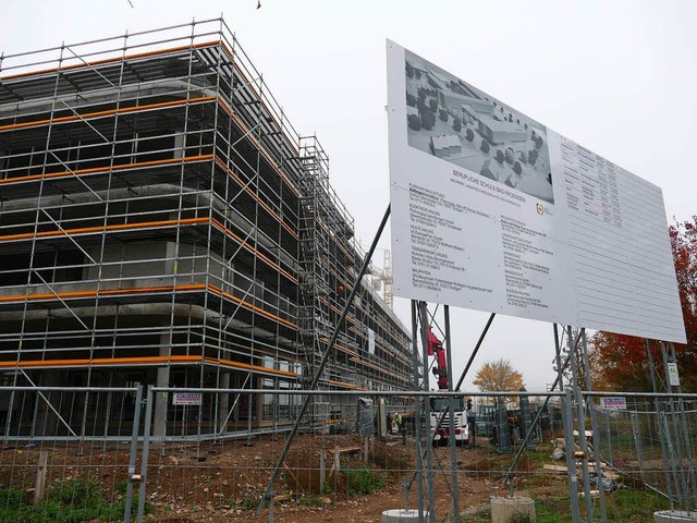 Markantes Gebude am sdlichen Ortsein...Krozingen: Die neue Berufliche Schule.  | Foto: Hans-Peter Mller