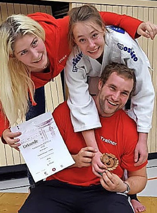 Zeit für Jubel: Judoka Céline Tannenbe...rainer Jessica Günther und Achim Büche  | Foto: Privat