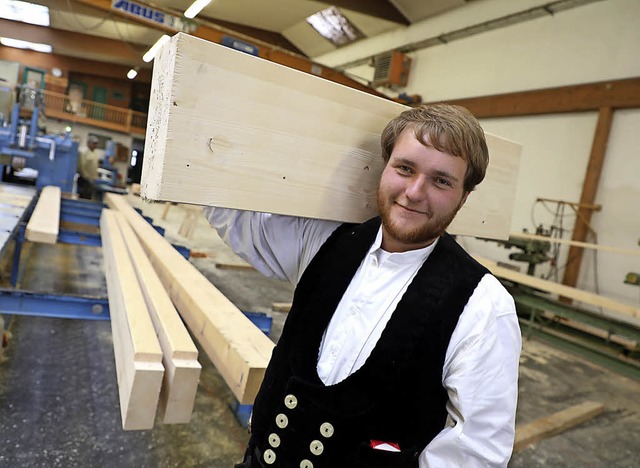 Tristan Junker wollte schon immer mit Holz arbeiten.   | Foto: Christoph Breithaupt