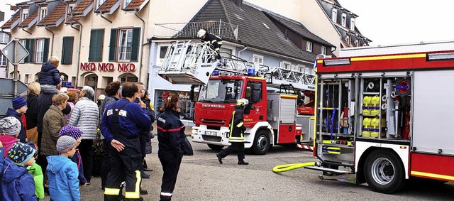 Volle Konzentration: Die Steinemer Feu...n bei ihrer Abschlussbung im Ortskern  | Foto: Heiner Fabry