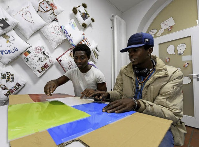 Mamudou Hawacamara (18) und Mustafa Ka...inks) gestalten eine Gambia-Collage .   | Foto: thomas kunz