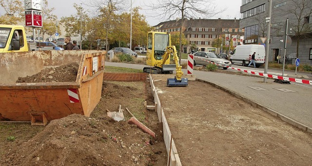 Am Schlaufenkreisel entsteht  eine Flche fr Fahrradboxen.  | Foto: FREY