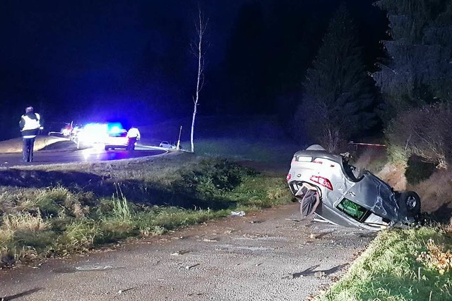 Durch den Frontalaufprall der beiden F...e eines auf dem Dach neben der Strae.  | Foto: Peter Umstetter