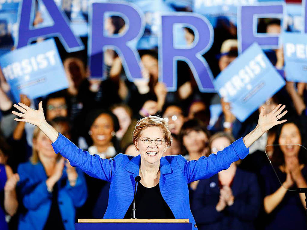 Elizabeth Warren, demokratische Senatorin und Kandidatin fr die Demokraten in Massachusetts bei der Kongresswahl, jubelt whrend einer Siegesfeier.