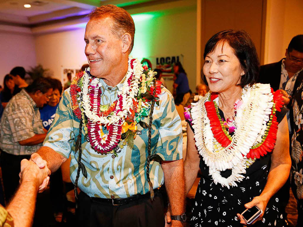 Ed Case, demokratische Kandidat des Kongresswahlbezirk von Hawaii, kommt mit seiner Frau Audrey Nakamura Case zur Wahlparty mit seinen Anhngern.