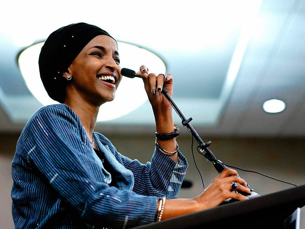 Die Demokratin Ilhan Omar spricht vor ihren Untersttzern, nachdem sie als erste somalisch-amerikanische Frau in das US-Reprsentatenhaus gewhlt wurde.