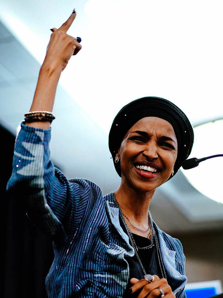 Die Demokratin Ilhan Omar spricht vor ihren Untersttzern, nachdem sie als erste somalisch-amerikanische Frau in das US-Reprsentatenhaus gewhlt wurde.