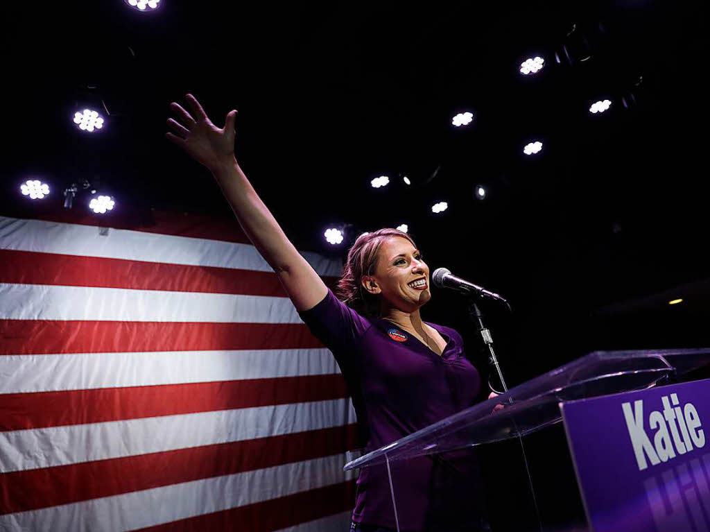 Katie Hill, Demokratin fr den 25. kalifornischen Kongressbezirk, winkt ihren Anhngern zu. Hill kandidiert gegen den republikanischen Amtsinhaber Knight.