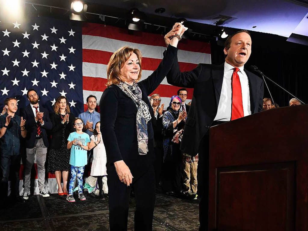 Jared Polis (r), bei den Kongresswahlen zum Gouverneur von Colorado gewhlt, hlt whrend einer Dankesrede die Hand von Dianne Primavera. Polis rckt als erster schwuler Mann auf einen Gouverneurs-Posten in den USA auf - und zwar in Colorado.