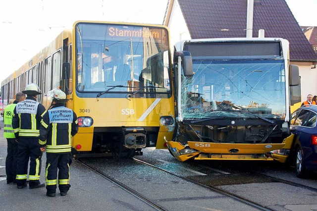 Eine Stadtbahn und ein Bus sind in Stuttgart zusammengestoen.  | Foto: dpa