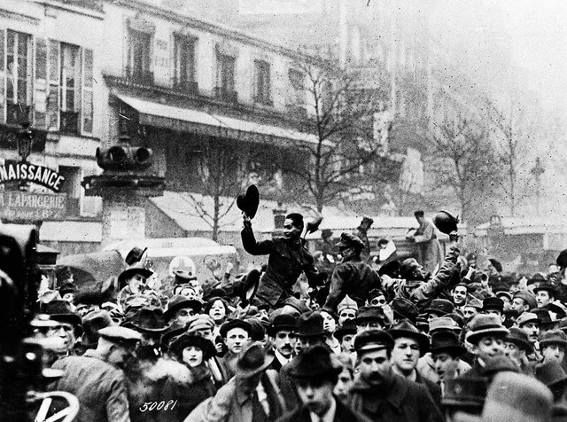 Die Pariser feiern mit amerikanischen ...918 den Sieg ber das Deutsche Reich.   | Foto: dpa