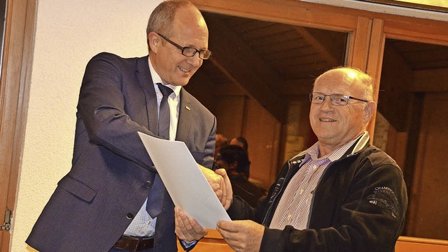 Eine groe Ehre fr den scheidenden Le...n Hilpert die Rettungsdienstmedaille.   | Foto: Christiane Sahli