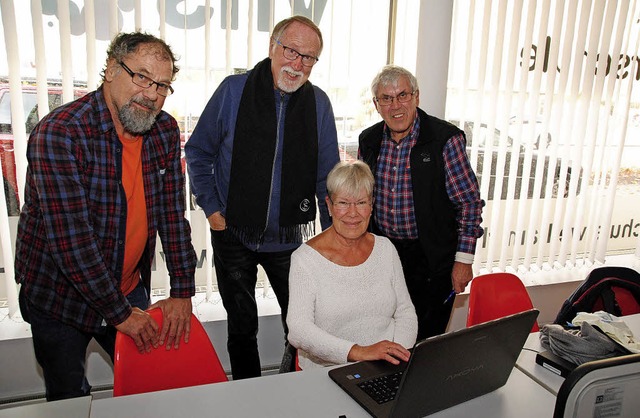 Heinz Wilke, Hans-Jrgen Grether und G...s)  helfen einer Ratsuchenden weiter.   | Foto: Sedlak