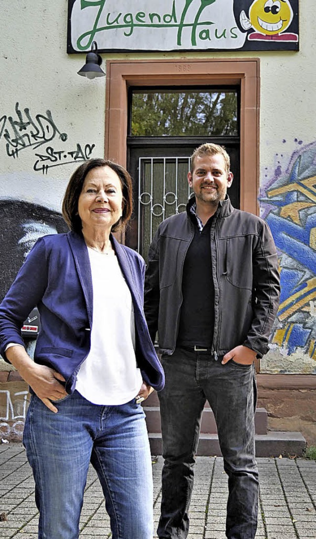 Beata Rolirad und Manuel van Kreij vor dem Jugendhaus in flingen   | Foto: Archivbild: Jrn Kerckhoff