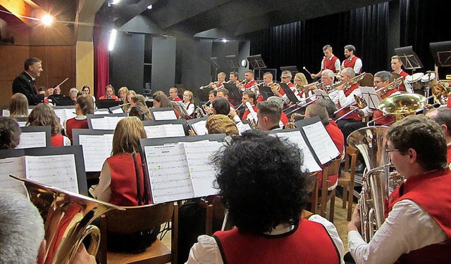 Zwei Orchester, ein Konzert: Der Musik...k Elzach spielten im Haus des Gastes.   | Foto: Sophia Landwehr