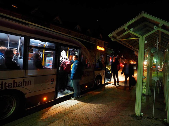 In Titisee kommt der Bus am Mittwochmorgen um 6.22 Uhr schon berfllt an.  | Foto: Susanne Gilg