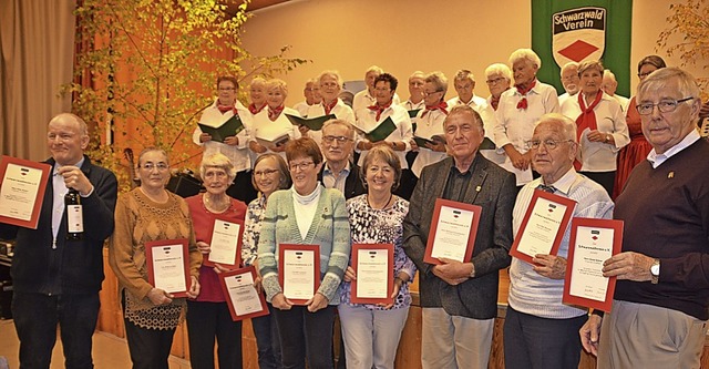 Der Schwarzwaldverein Schopfheim ehrte langjhrige Mitglieder am Familienabend.   | Foto: Gabriele Rasenberger