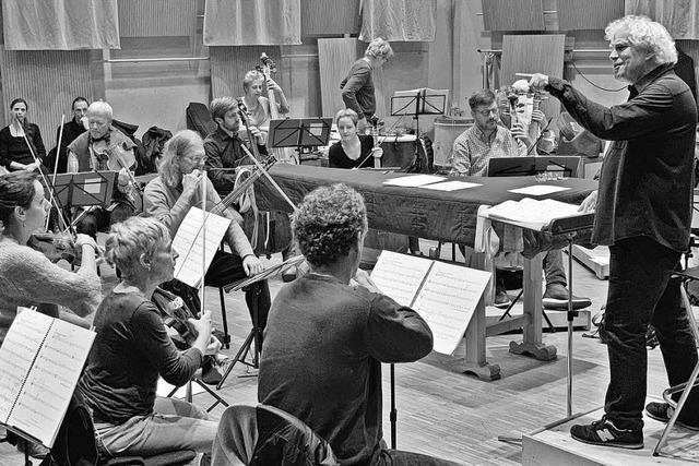 Liebe auf den ersten Ton: Sir Simon Ra...r Barockorchester &#8211; in Freiburg.  | Foto: Stefan Lippert/FBO