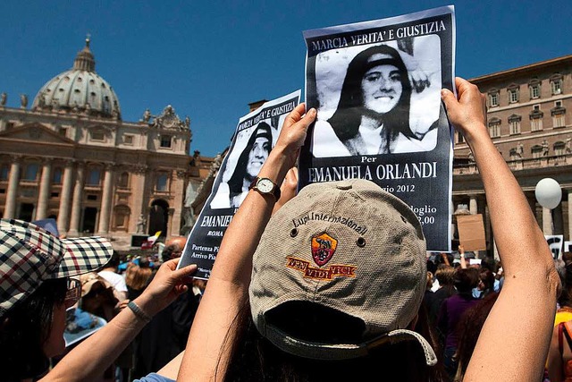 Demonstranten halten beim &quot;Marsch...nd Papst Benedikt XVI ein Gebet liest.  | Foto: dpa