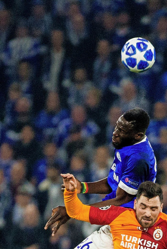 Schalkes Salif Sane  und Istanbuls Sinan Gms im Kopfballduell   | Foto: dpa