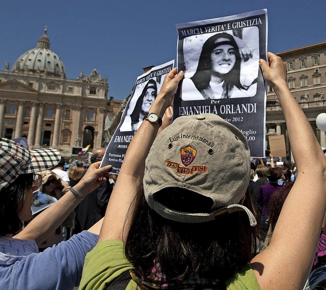 Menschen  halten 2012 im Vatikan  Bild...eit fr Emanuela&#8220; steht darauf.   | Foto: dpa