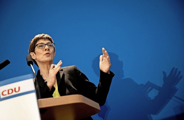 Annegret Kramp-Karrenbauer macht klar,...ritik der Parteibasis verstanden hat.   | Foto: DPA