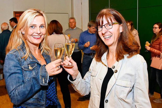 Mit einem Glas Sekt feierten auch die ...n, die Zusammenfhrung beider Vereine.  | Foto: Heinz und Monika Vollmar