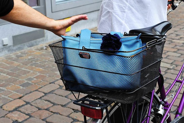 Diebe haben es oft auf Taschen in Fahrradkrben abgesehen. (Symbobild)  | Foto: Ingo Schneider