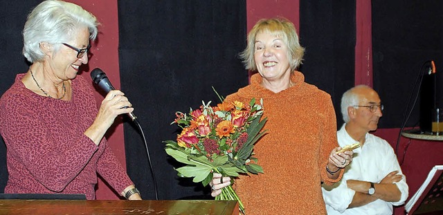 Blumen fr die Hausherrin: Loretta Bs...5 Jahre &#8222;Querbeetsingen&#8220;.   | Foto: Barbara Puppe