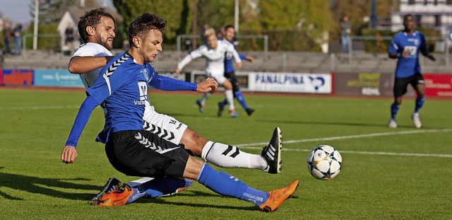 Der Lahrer Dennis Huermann (vorne) beim 1:2 in Kehl.    | Foto:  A. Buss