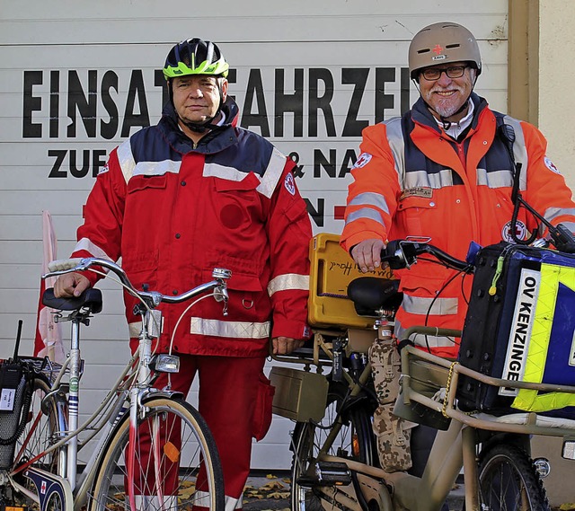 Helmut Hess und Diethelm Scholle vom D...Fahrradstaffel des Kenzinger DRK vor.   | Foto: Lara Stehlin