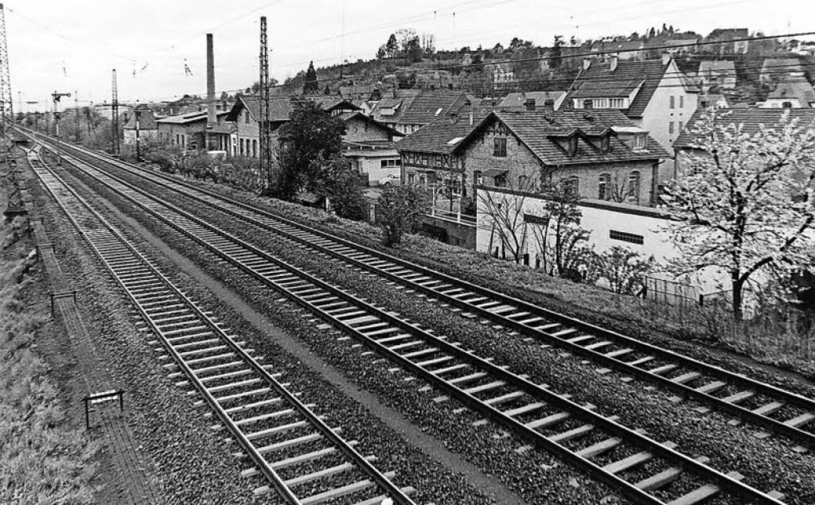Blick vom Stellwerk zum Schlossberg un...handene Nebengleis für die Güterbahn.   | Foto: Armin E. Möller