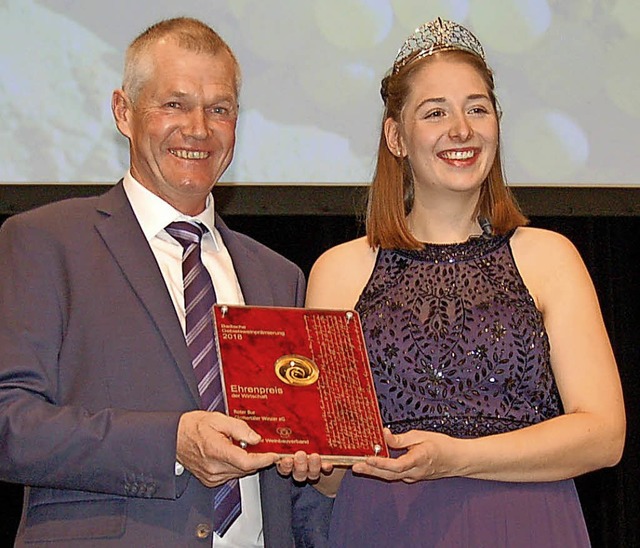 Kellermeister Norbert Faller nimmt aus...Ehrenpreis fr den Breisgau entgegen.   | Foto: Ringwald