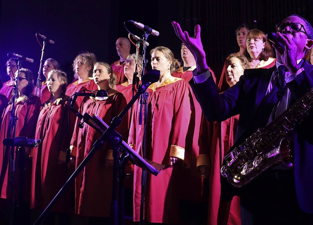 In leuchtende Roben gehllt waren die Sngerinnen und Snger des Gospel Choir.   | Foto: Christa Rinklin