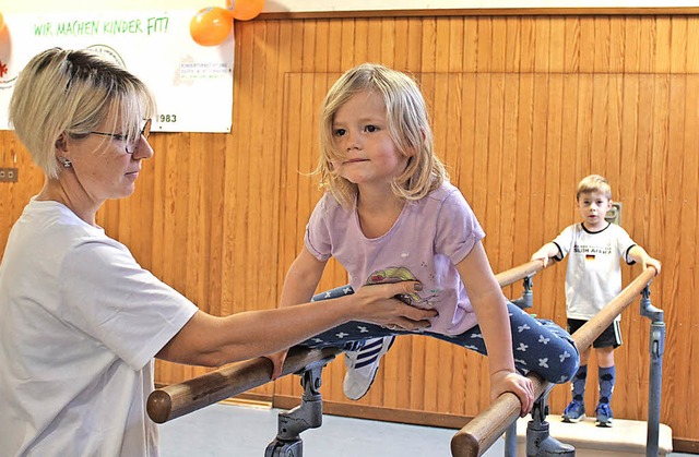 Die vierjhrige Hannah absolviert den Bewegungsparcours.   | Foto: Kaiser