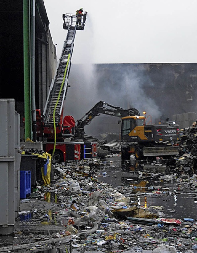 Nach dem  Brand bei Recycling Khl im August blieben Brgern viele Fragen.    | Foto: Senf