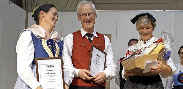 Saskia und Fred Wehrle wurden von Sonj...der Trachtengruppe Egringen  ernannt.   | Foto: Silke Hartenstein