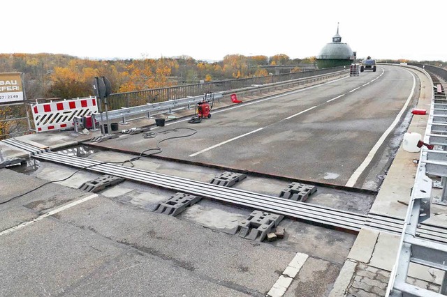 Die neuen Fahrbahnbergnge auf dem Palmrainzubringer sind bereits eingepasst.  | Foto: Ulrich Senf