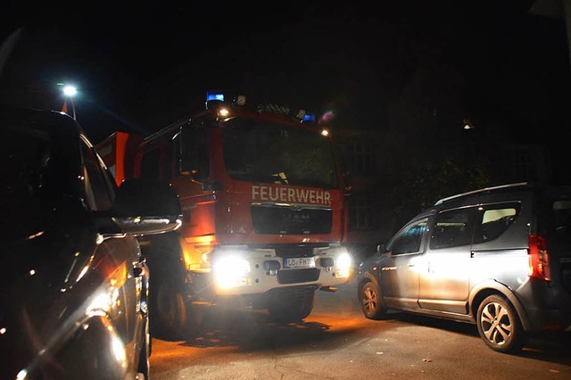 Nichts geht mehr: Das Feuerwehrauto ka...in die Hausener Schulstrae einbiegen.  | Foto: Stefan Ammann