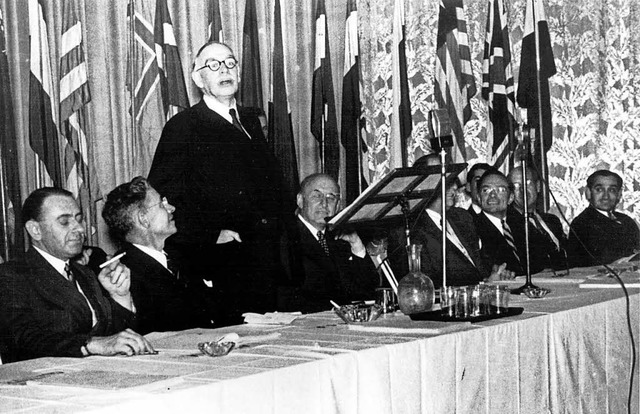 John Maynard Keynes (stehend) in Bretton Woods.   | Foto: AFP/IMF